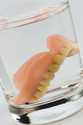 Zahnprothese im Wasserglas